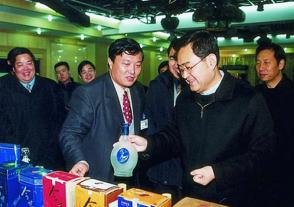 2002年1月22日，時任江蘇省省長季允石視察今世緣。